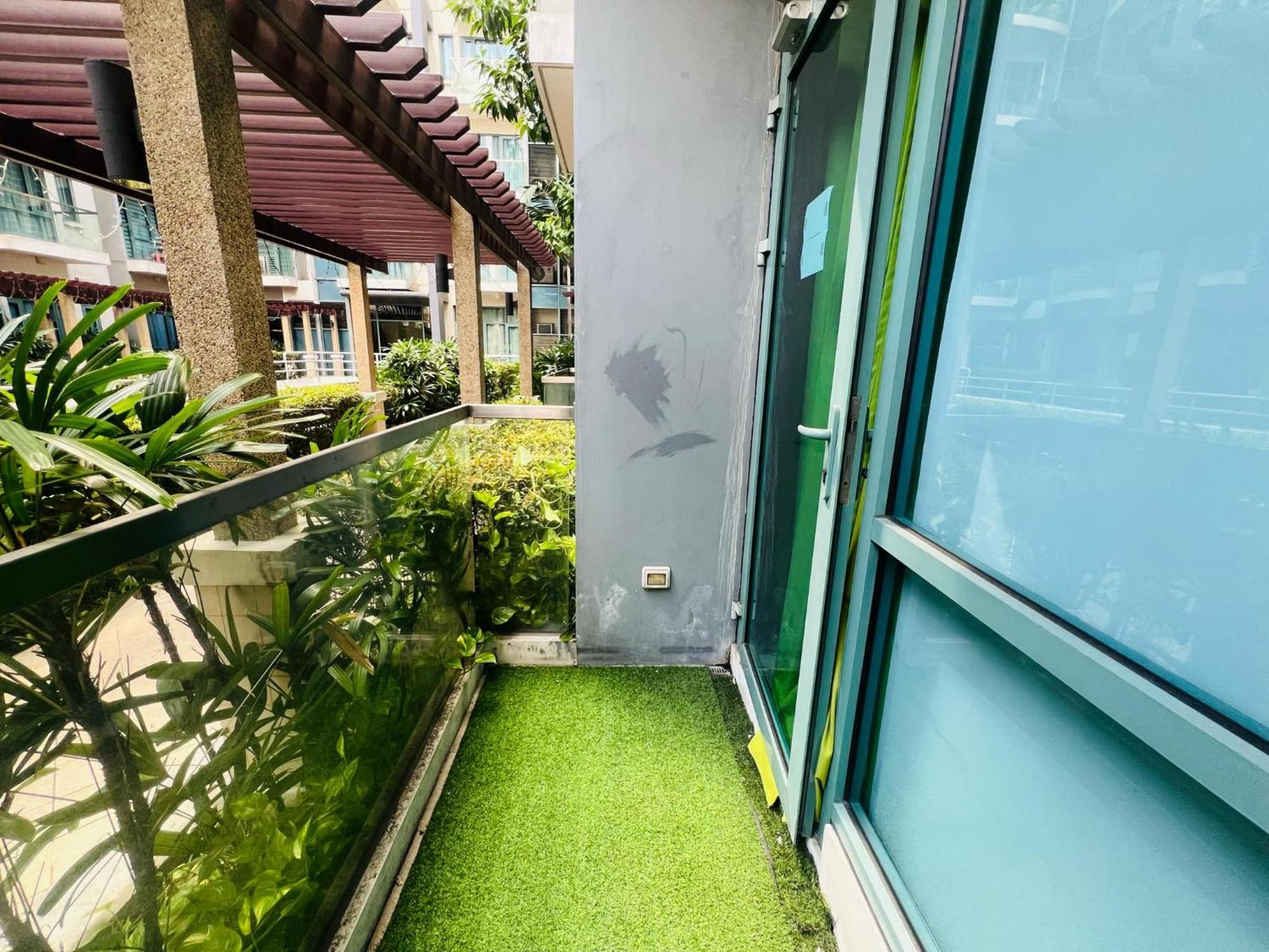 One Palm Tree Villas Condominium - Studio 2Nd Fl With Balcony - Across Terminal 3 Airport Pasay Exterior foto